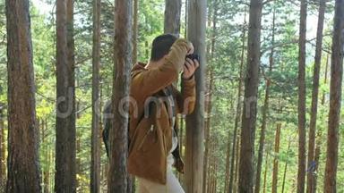 旅行者在森林中逐山拍摄风景。 人拍摄如画的<strong>景色</strong>.. 拍照片和<strong>视频</strong>